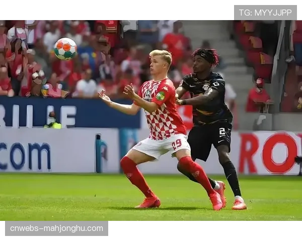 特写：沃尔夫斯堡中场核心在训练中加练禁区外远射，以提升转化率